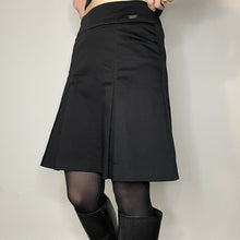 Load image into Gallery viewer, Black y2k mini skirt - UK 8

