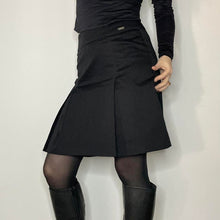 Load image into Gallery viewer, Black y2k mini skirt - UK 8
