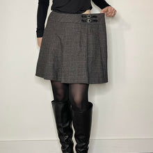 Cargar imagen en el visor de la galería, Check tartan mini skirt - UK 12
