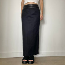 Cargar imagen en el visor de la galería, Vintage black maxi skirt - UK 8
