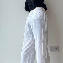 将图片加载到图库查看器，White linen trousers - UK 16

