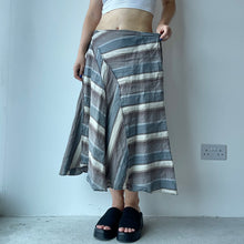Cargar imagen en el visor de la galería, Y2K striped midi skirt - UK 14
