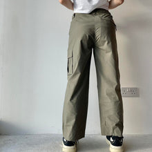 Load image into Gallery viewer, Petite cargo pants - UK 8/10
