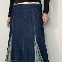 Cargar imagen en el visor de la galería, Vintage denim skirt - UK 12
