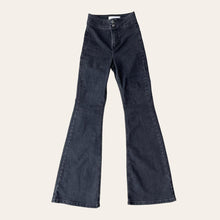 Cargar imagen en el visor de la galería, Black petite flared jeans - UK 4/6
