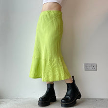 Cargar imagen en el visor de la galería, Green linen midi skirt - UK 8
