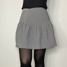 Cargar imagen en el visor de la galería, Check mini skirt - UK 8
